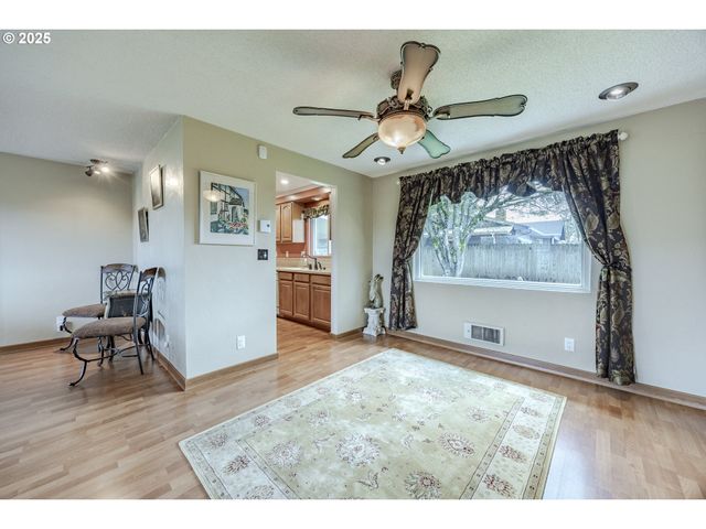 2592 DUMAS Dr, Springfield, OR 97477
