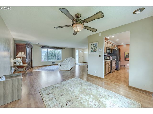 2592 DUMAS Dr, Springfield, OR 97477