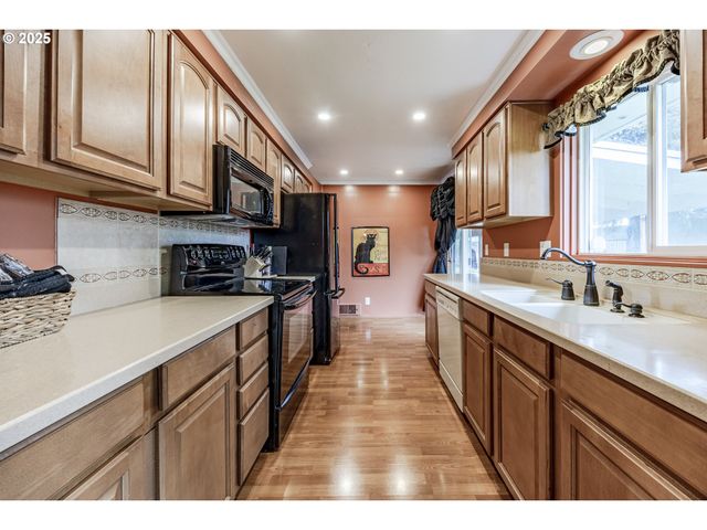 2592 DUMAS Dr, Springfield, OR 97477