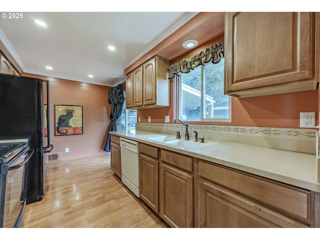 2592 DUMAS Dr, Springfield, OR 97477