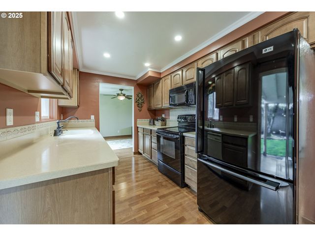 2592 DUMAS Dr, Springfield, OR 97477
