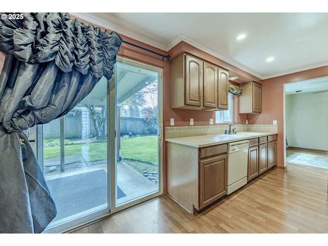 2592 DUMAS Dr, Springfield, OR 97477