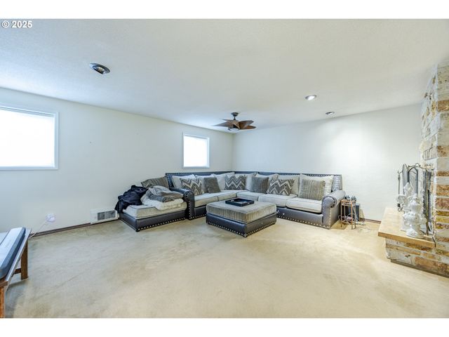 2592 DUMAS Dr, Springfield, OR 97477