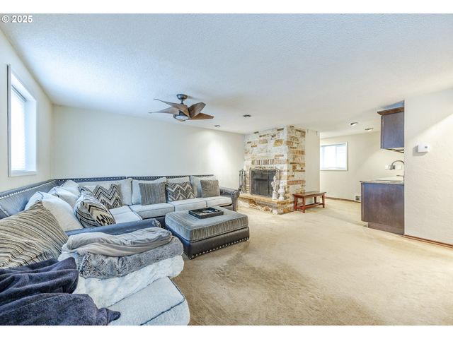 2592 DUMAS Dr, Springfield, OR 97477