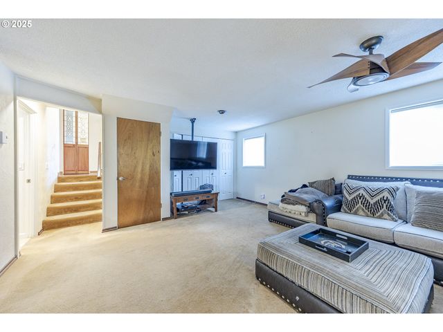 2592 DUMAS Dr, Springfield, OR 97477