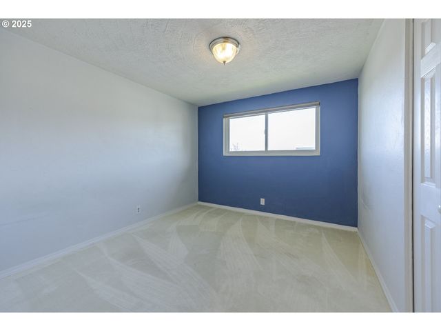 2592 DUMAS Dr, Springfield, OR 97477