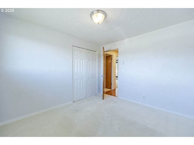 2592 DUMAS Dr, Springfield, OR 97477
