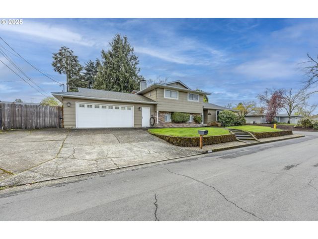 2592 DUMAS Dr, Springfield, OR 97477