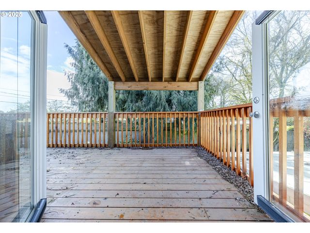 2592 DUMAS Dr, Springfield, OR 97477
