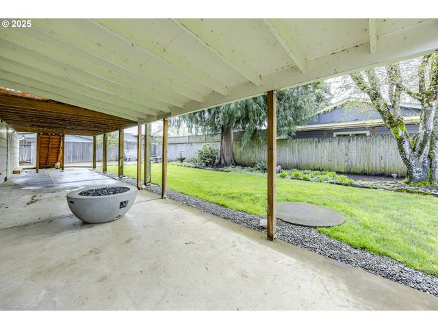 2592 DUMAS Dr, Springfield, OR 97477