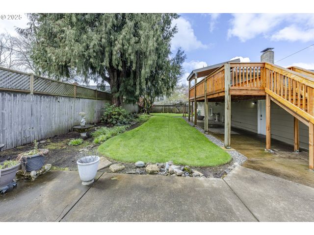 2592 DUMAS Dr, Springfield, OR 97477