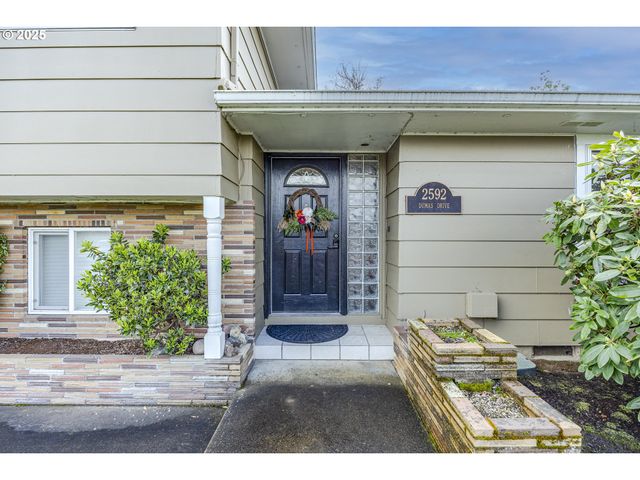 2592 DUMAS Dr, Springfield, OR 97477