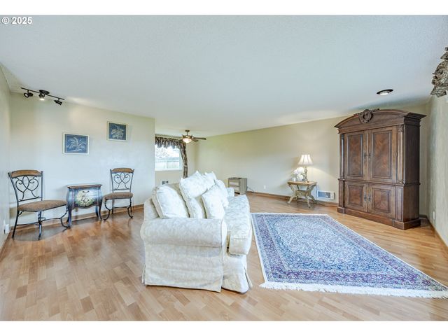 2592 DUMAS Dr, Springfield, OR 97477
