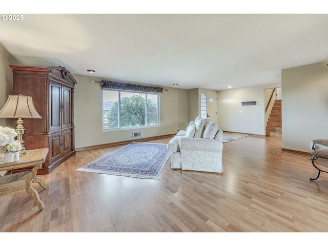 2592 DUMAS Dr, Springfield, OR 97477