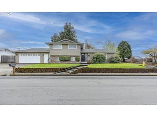 2592 DUMAS Dr, Springfield, OR 97477
