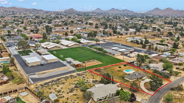 18190 Hiawatha Road, Apple Valley, CA 92307