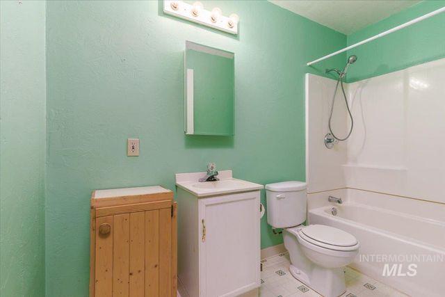 1036 Camas Ln, Pocatello, ID 83204