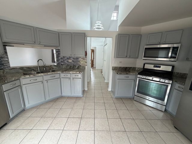 2354 Nantucket Lane, Elgin, IL 60123