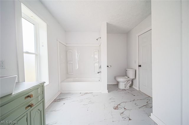 7437 E Lincoln Way, Apple Creek, OH 44606