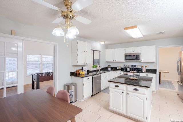 13718 PEBBLE POINT DR, San Antonio, TX 78231