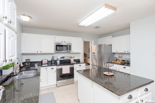 13718 PEBBLE POINT DR, San Antonio, TX 78231