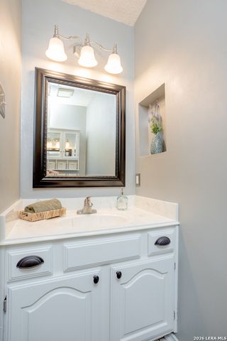 13718 PEBBLE POINT DR, San Antonio, TX 78231