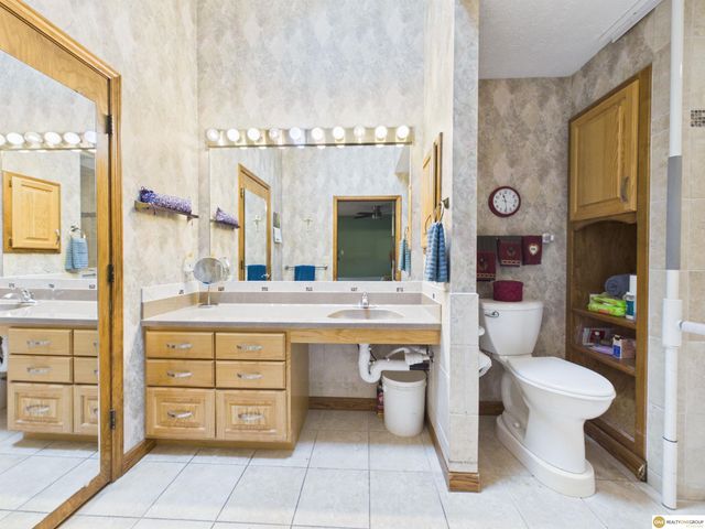 16565 Pasadena Circle, Omaha, NE 68130