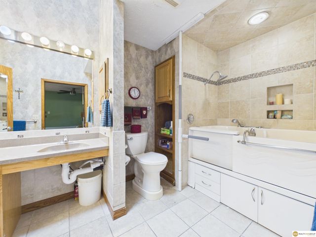 16565 Pasadena Circle, Omaha, NE 68130