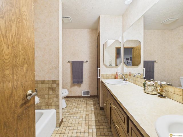 16565 Pasadena Circle, Omaha, NE 68130