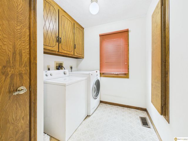 16565 Pasadena Circle, Omaha, NE 68130