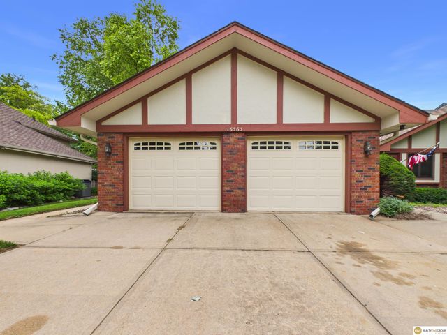 16565 Pasadena Circle, Omaha, NE 68130
