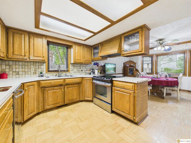 16565 Pasadena Circle, Omaha, NE 68130