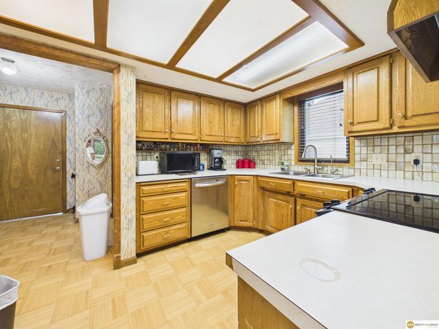 16565 Pasadena Circle, Omaha, NE 68130