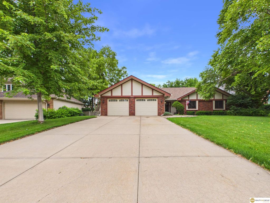 16565 Pasadena Circle, Omaha, NE 68130