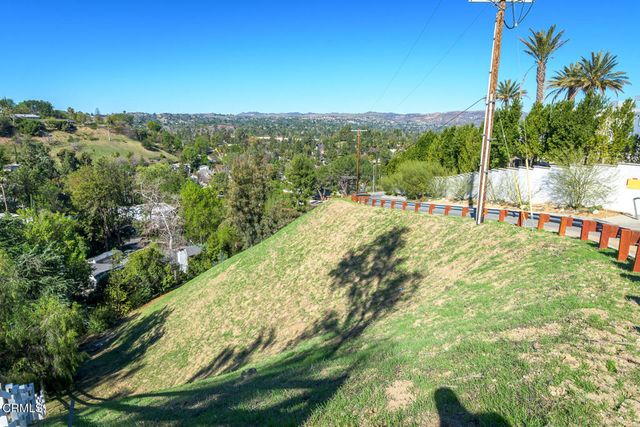 4845 N Calderon Road, Woodland Hills, CA 91364