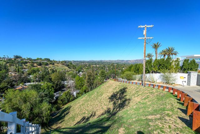 4845 N Calderon Road, Woodland Hills, CA 91364