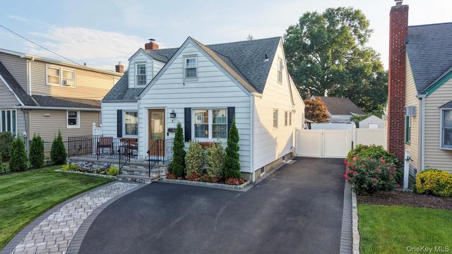 8 Garden Avenue, Carle Place, NY 11514