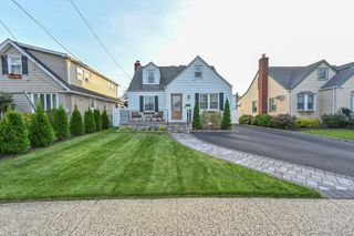 8 Garden Avenue, Carle Place, NY 11514