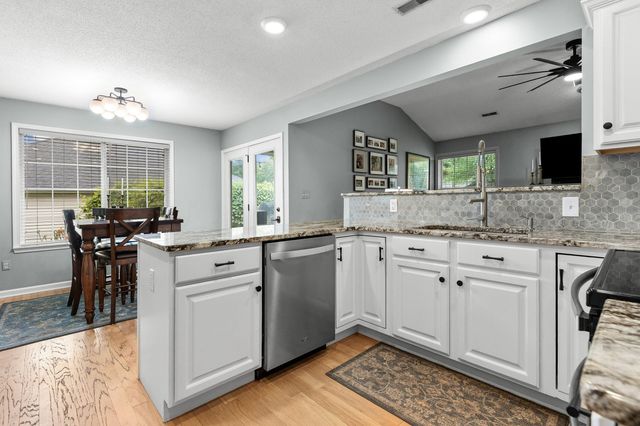 2806 WOODED CREEK DR, Columbia, MO 65203