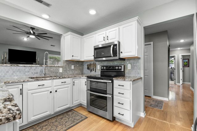 2806 WOODED CREEK DR, Columbia, MO 65203
