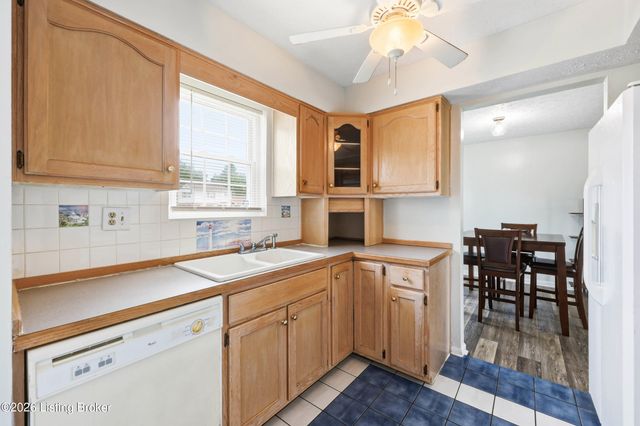 1227 Senate Cir, Radcliff, KY 40160