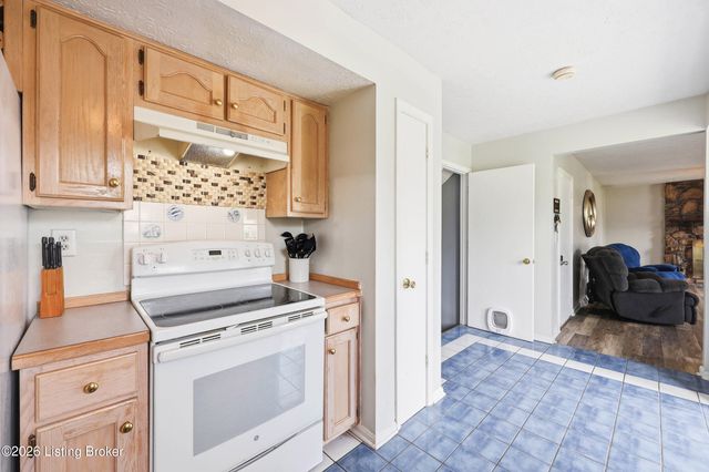 1227 Senate Cir, Radcliff, KY 40160