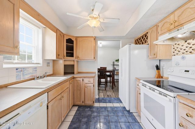 1227 Senate Cir, Radcliff, KY 40160
