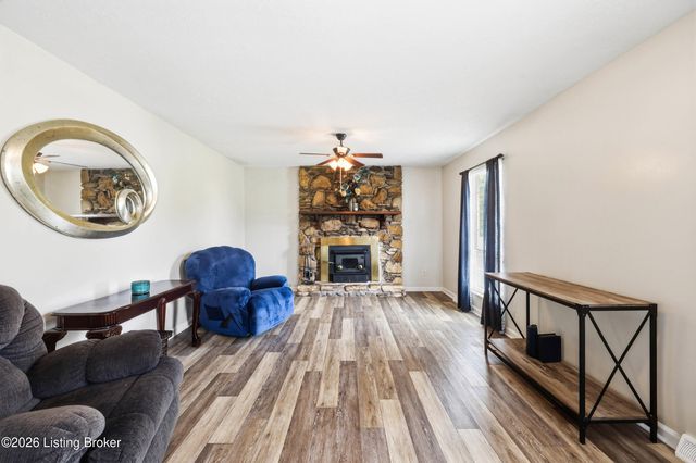 1227 Senate Cir, Radcliff, KY 40160