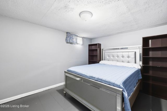 1227 Senate Cir, Radcliff, KY 40160