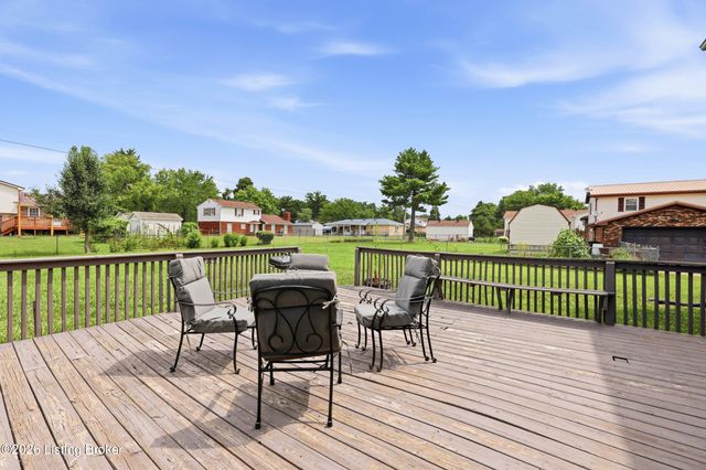 1227 Senate Cir, Radcliff, KY 40160