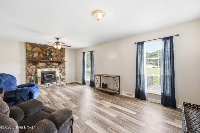 1227 Senate Cir, Radcliff, KY 40160