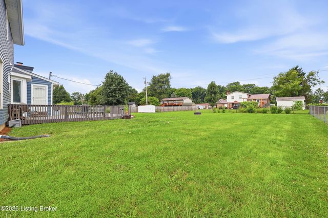 1227 Senate Cir, Radcliff, KY 40160