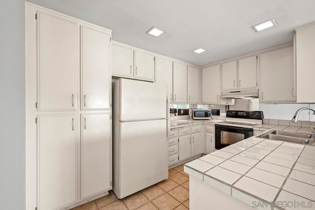 Image 15 of property listing at 10400 caminito Cuervo 264, San Diego, CA 92108