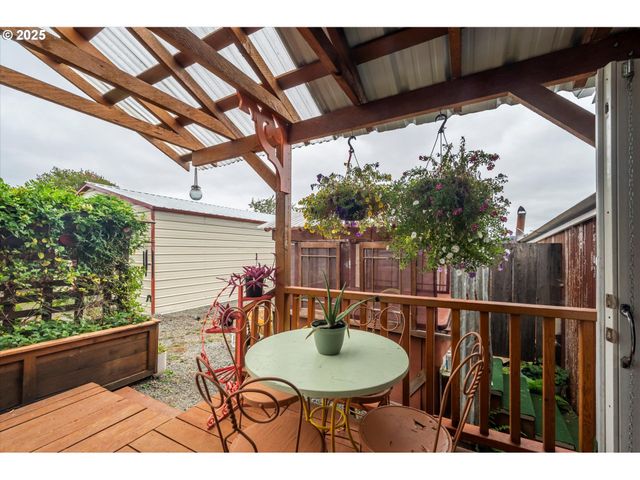 1404 HARRIS St, Myrtle Point, OR 97458